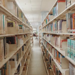 ספרייה מאובקת במוסד חינוך